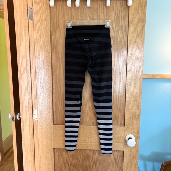 K-DEER Gray Black Ombré Stripe Legging Medium - Picture 3 of 5